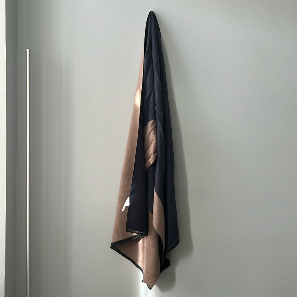 Multipurpose light two tone shawl